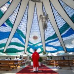 A missa do Domingo de Ramos, na Catedral de Brasília, foi fechada ao público devido à pandemia de coronavírus, em 5 de abril de 2020.