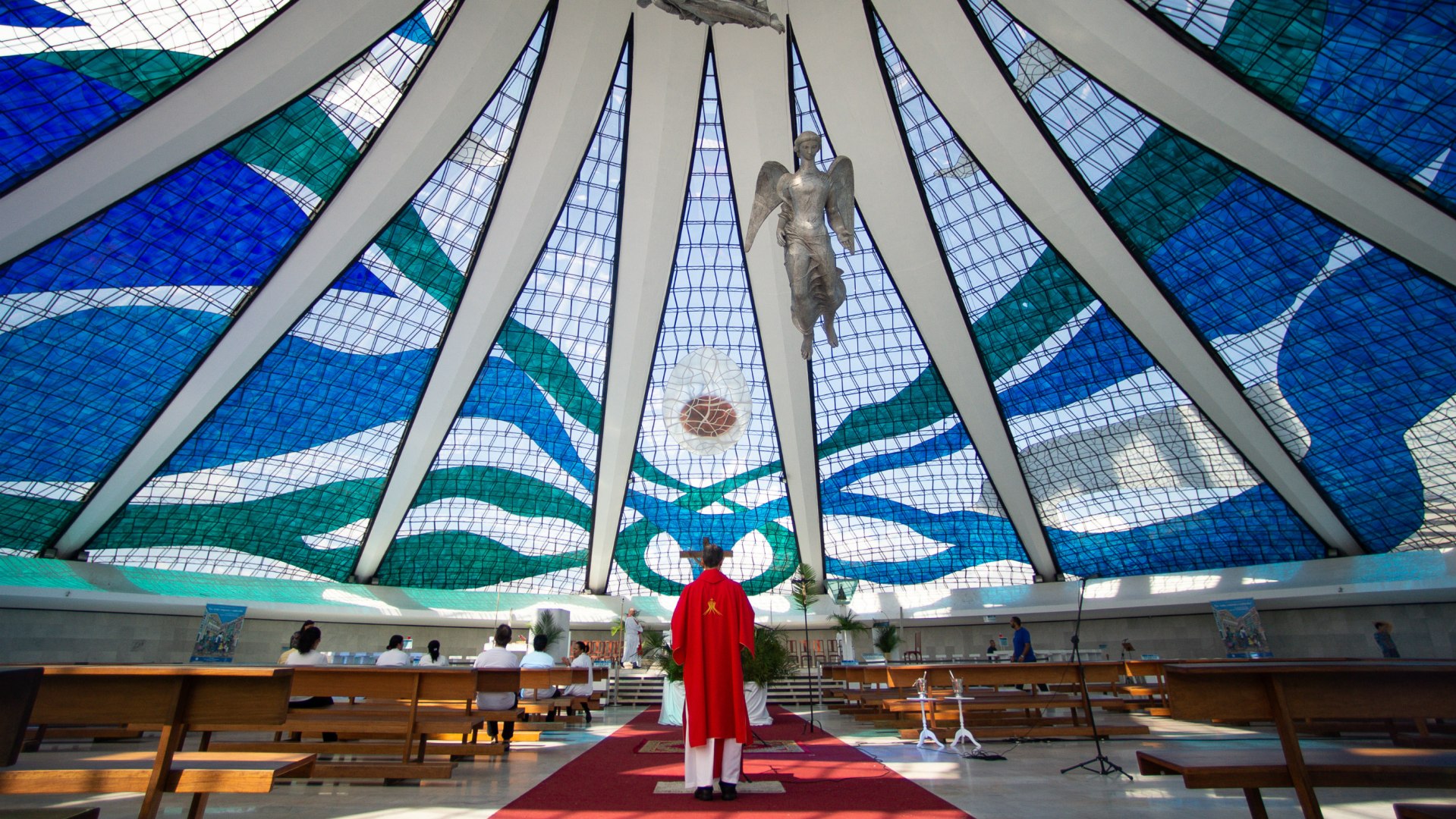 A missa do Domingo de Ramos, na Catedral de Brasília, foi fechada ao público devido à pandemia de coronavírus, em 5 de abril de 2020.