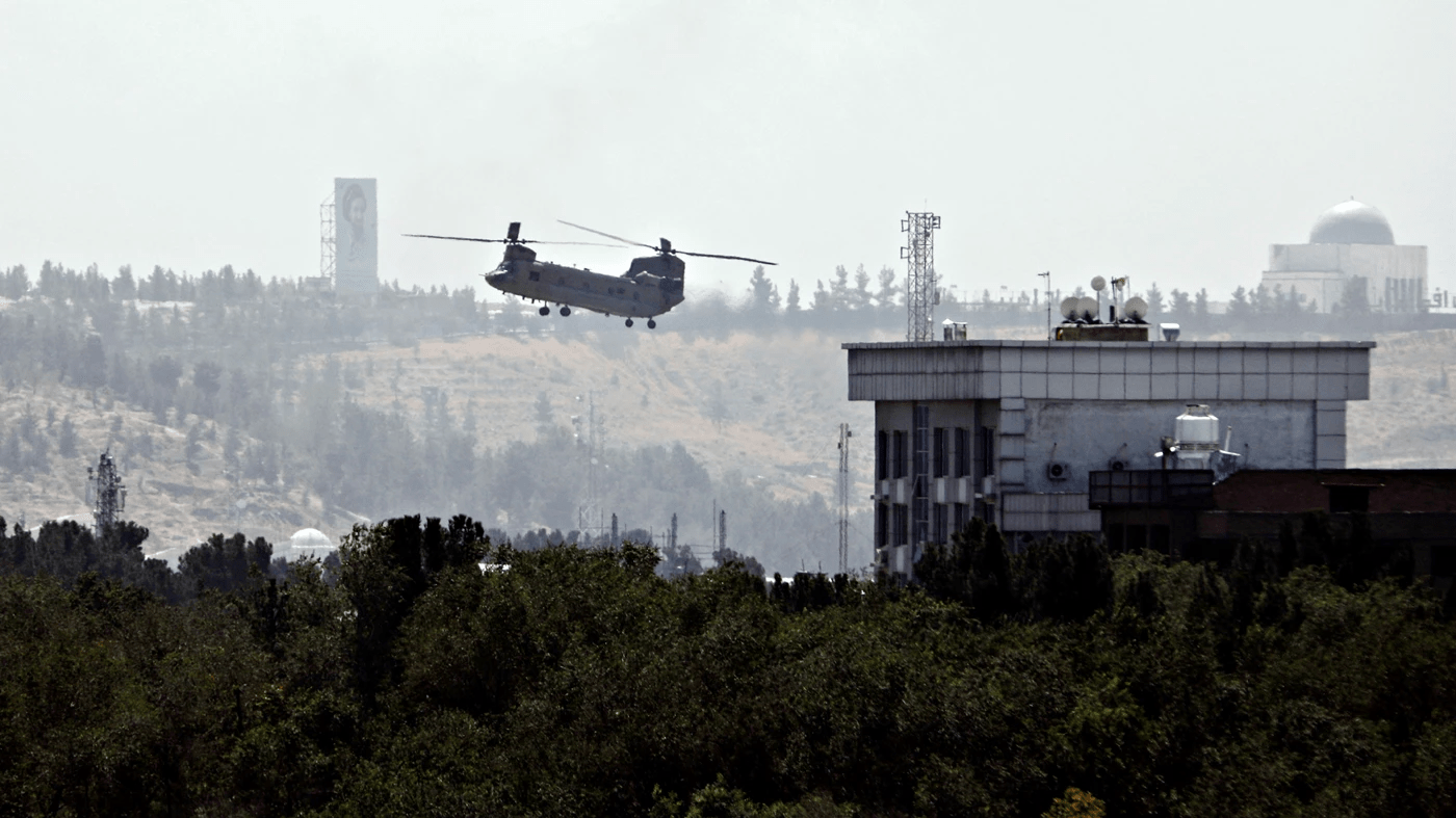 Americanos foram evacuados da embaixada dos Estados Unidos em Kabul, capital do Afeganistão, enquanto insurgentes do Talibã rompiam com a linha de defesa da cidade no dia 15 de agosto.