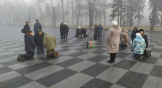 Ucranianos orando na praça central de Kharkiv, Ucrânia.