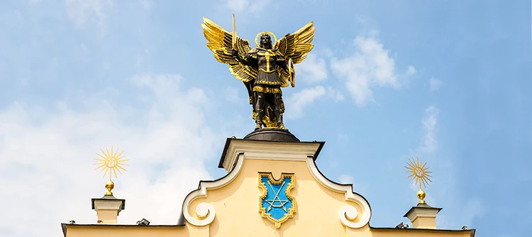 Uma estátua do arcanjo Miguel na Praça da Independência, em Kiev, Ucrânia.