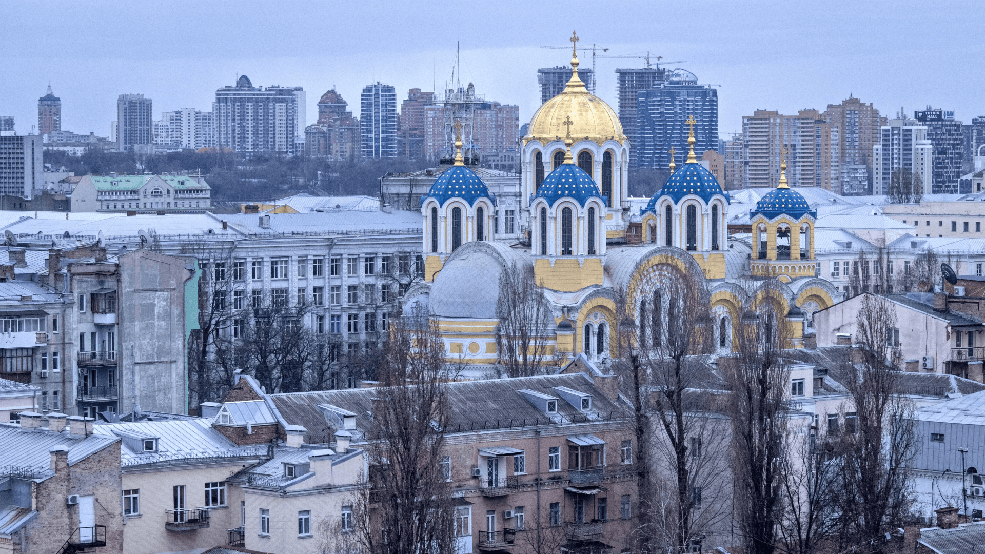 Visão da Catedral de St. Volodymyr em contraste com a linha do horizonte da capital, durante o toque de recolher do fim de semana, em 27 de fevereiro, em Kiev, na Ucrânia.