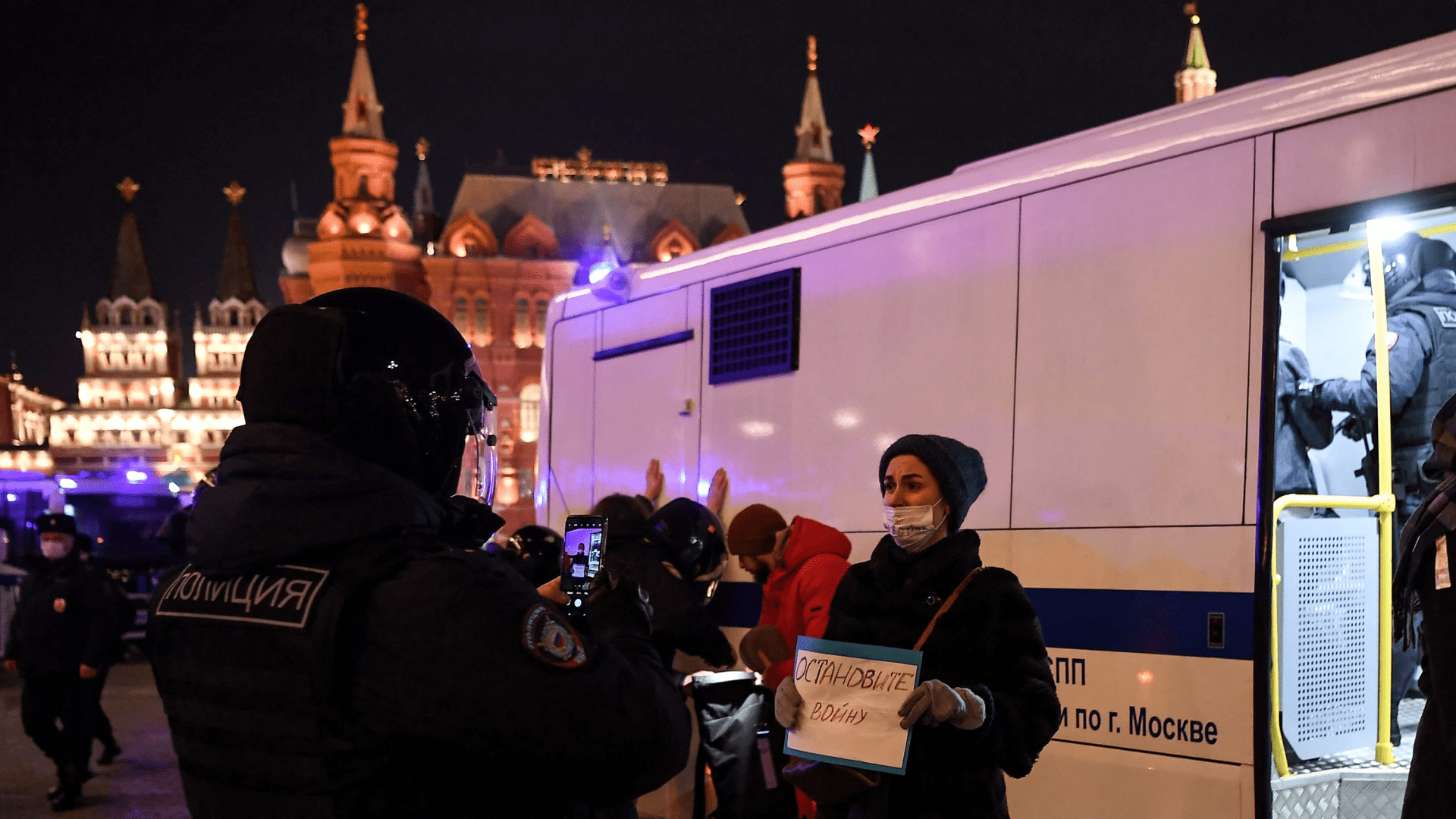 Uma mulher segura um cartaz com a mensagem “Pare a guerra”, no centro de Moscou, em 3 de março de 2022, durante um protesto contra a invasão da Ucrânia pela Rússia.