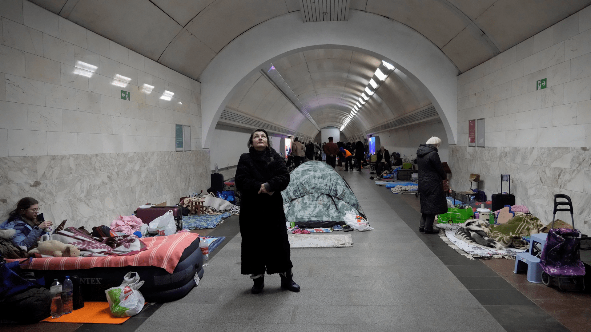 Pessoas usam o metrô de Kiev como abrigo antibombas.