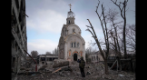 Um soldado ucraniano fotografa uma igreja danificada, após bombardeio em um bairro residencial em Mariupol, Ucrânia, em 10 de março.