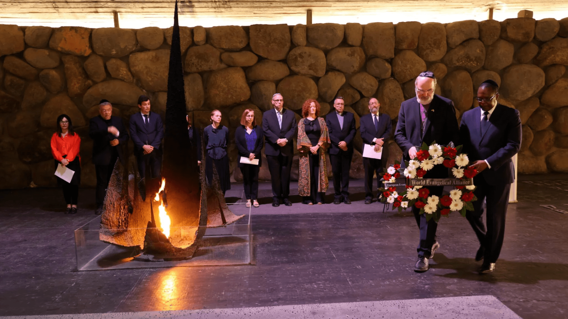 Líderes da Aliança Evangélica Mundial depositam uma coroa de flores em memória ao Holocausto