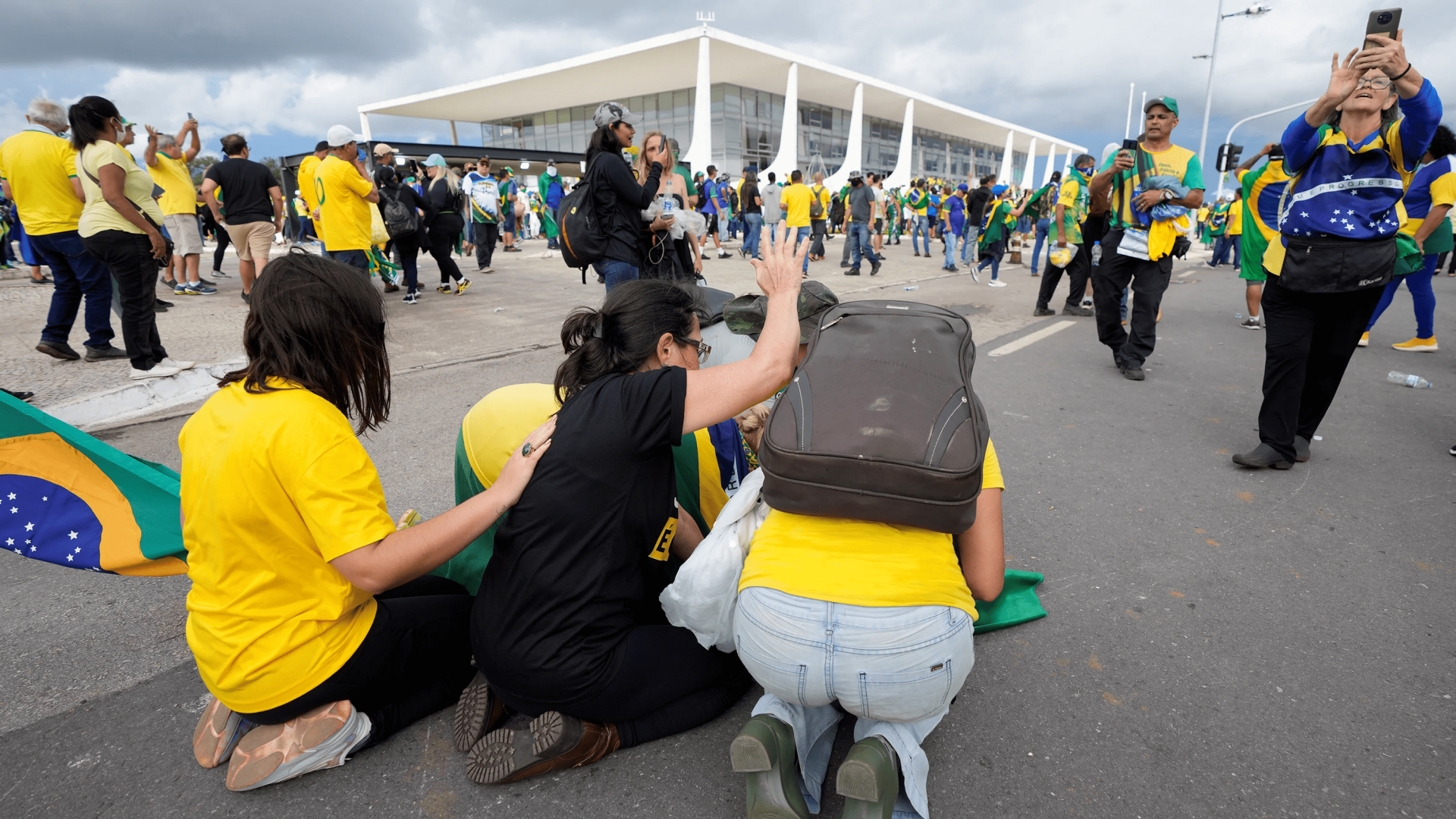 Protestantes, apoiadores do ex-presidente brasileiro Jair Bolsonaro, ajoelham-se para rezar enquanto invadem o Palácio do Planalto em Brasília, Brasil.