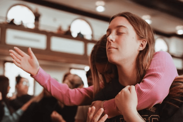 Ella Blacey e Lauren Powell oram, durante um culto na Universidade Asbury.