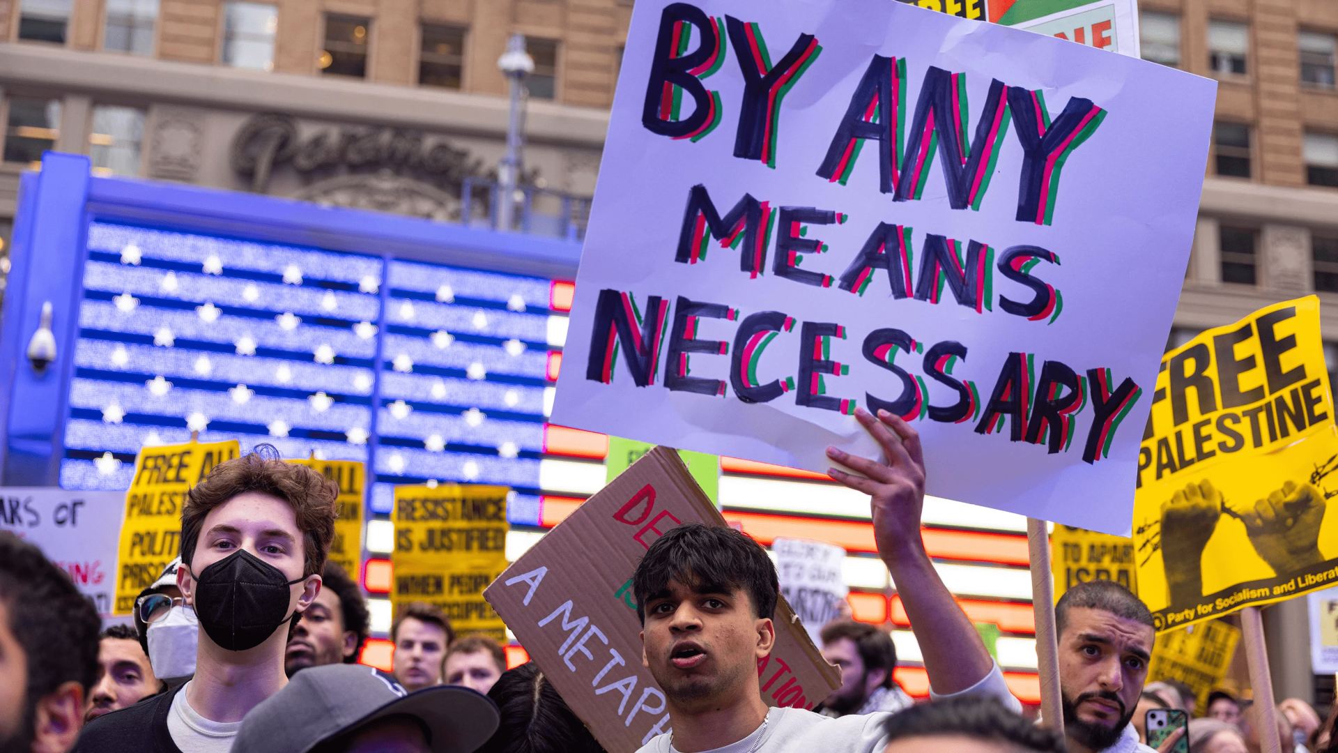 Um manifestante segura um cartaz no comício All Out for Palestine [Todos na rua pela Palestina], na Times Square.