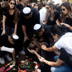 Família e amigos lamentam a perda de um ente querido que foi assassinado pelo Hamas em um festival de música.