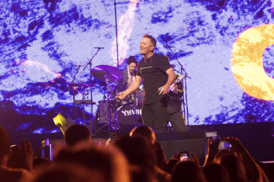 Chris Tomlin se apresenta no palco da Tomlin United Tour, que incluiu a Hillsong United, em 11 de abril de 2022.