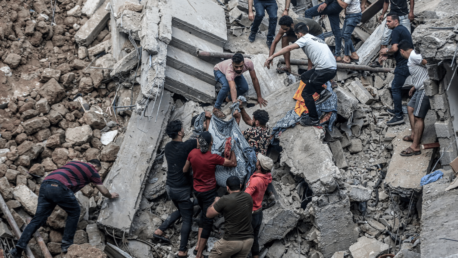 Esforços de busca e socorro na histórica igreja ortodoxa grega de São Porfírio, após ataque aéreo israelense ocorrido em Gaza.