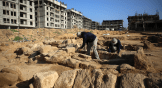 Homens palestinos trabalham na escavação de um cemitério romano, na cidade de Gaza.