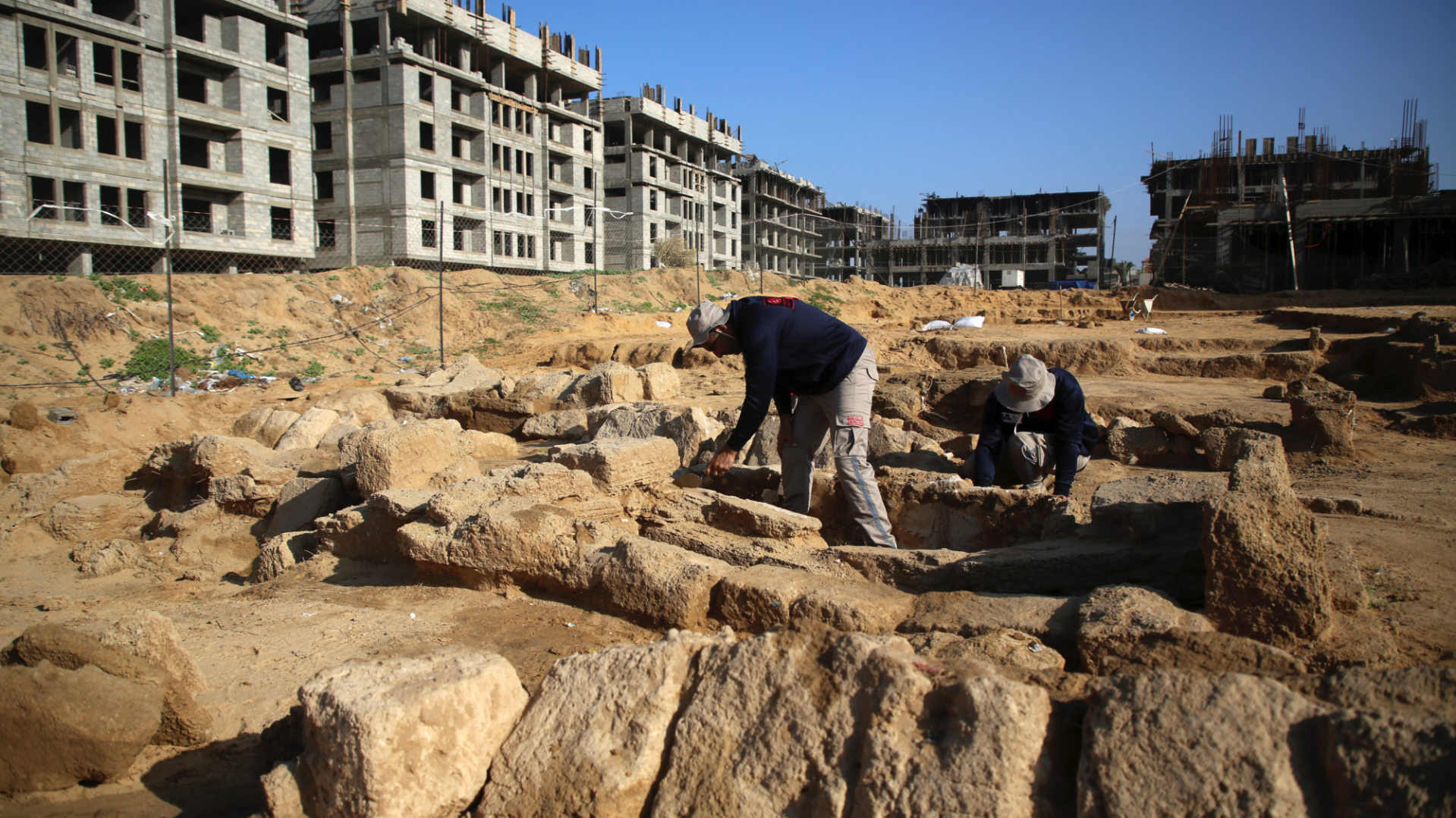 Homens palestinos trabalham na escavação de um cemitério romano, na cidade de Gaza.