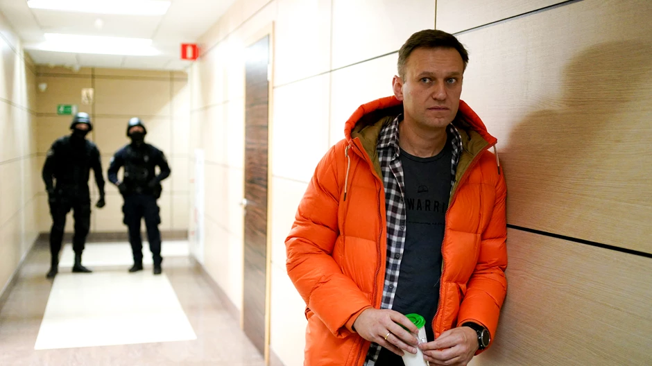 Alexei Navalny, próximo a agentes da polícia, no corredor do centro empresarial onde fica o escritório de sua Fundação Anticorrupção, em Moscou.