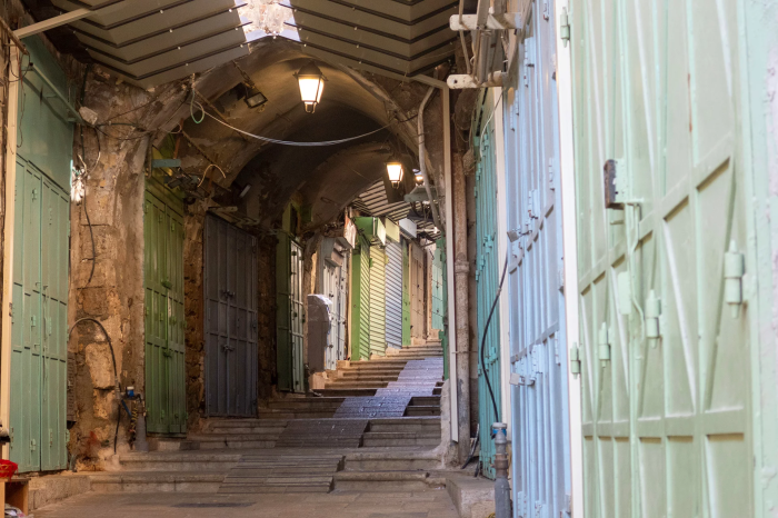 Uma rua de lojas fechadas, na Cidade Velha, em Jerusalém.