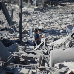 Crianças palestinas verificam os estragos feitos em suas casas pelos bombardeios israelenses.