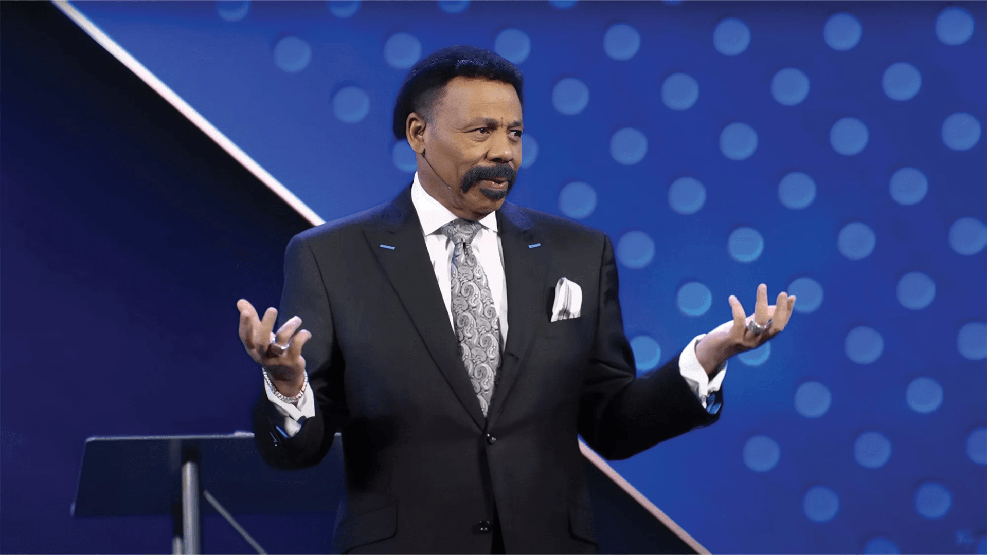 Tony Evans pregando em um culto de domingo.