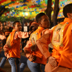 Quadrilheiros dançando.