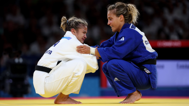 Odette Giuffrda, da equipe da Itália (de azul), parabeniza Larissa Pimenta, da equipe do Brasil (de branco), por ganhar a medalha de bronze na categoria feminina de 52 kg no Judô.