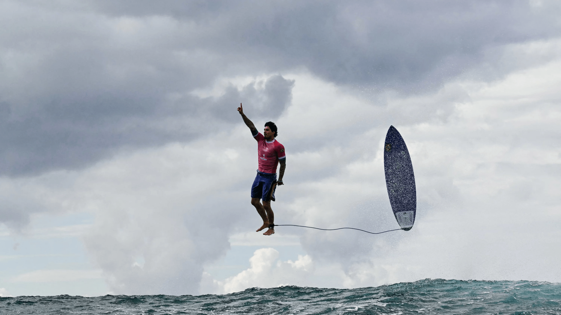 O brasileiro Gabriel Medina reage após pegar uma boa onda no surfe masculino durante os Jogos Olímpicos de Paris 2024.