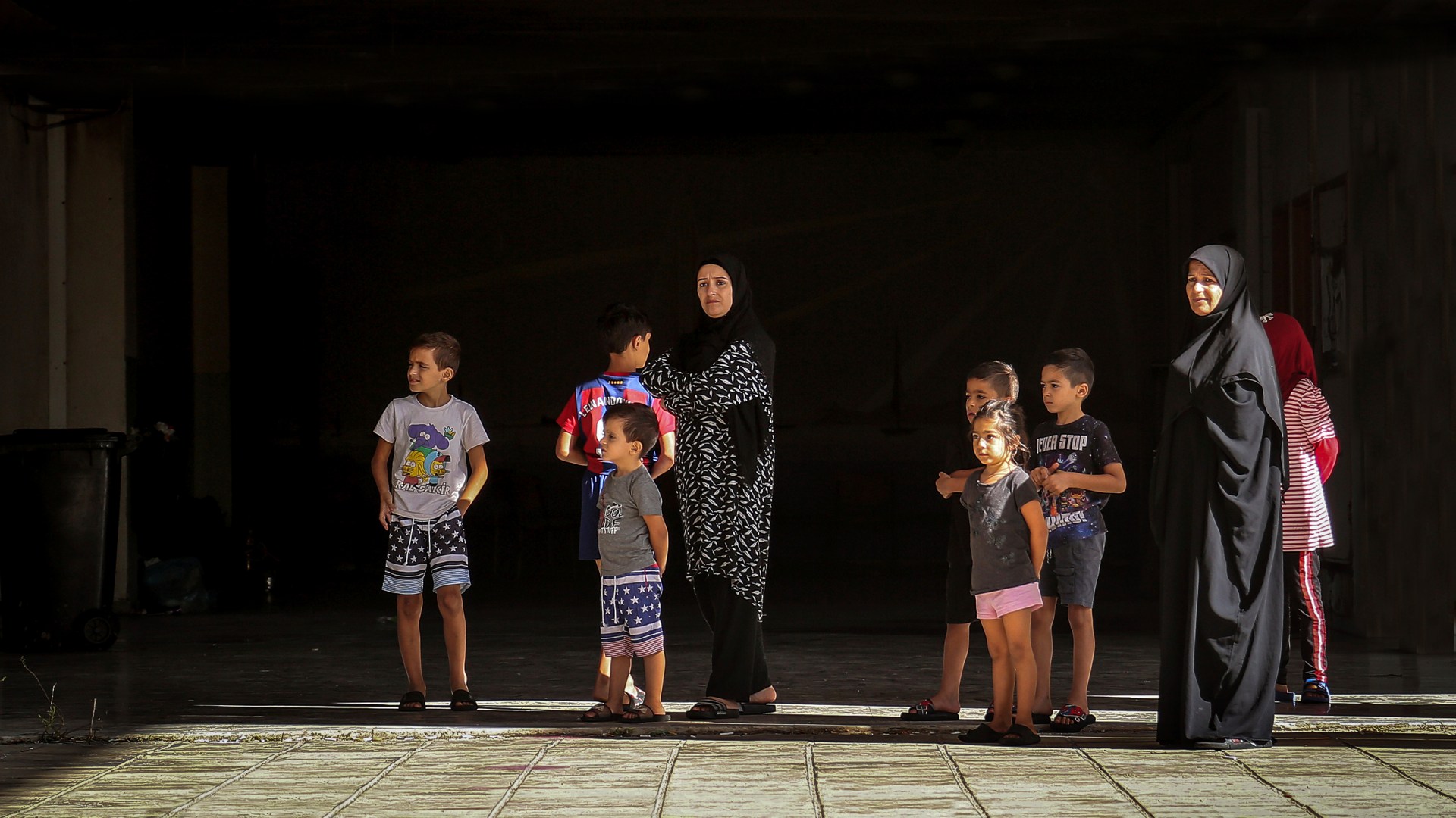 Mulheres xiitas e seus filhos, que fugiram do sul do Líbano para se abrigar em Beirute.