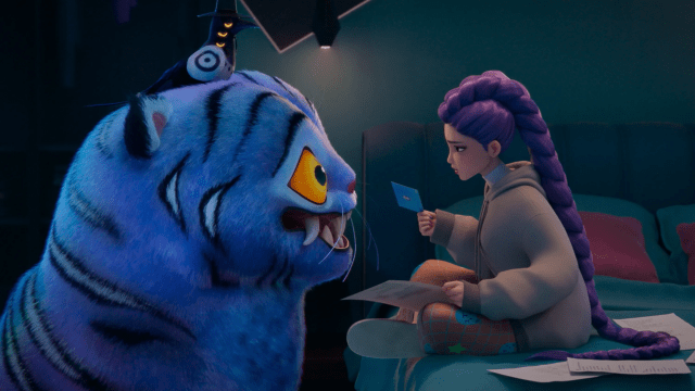 Rumi, dublado originalmente por Arden Cho, com Derby, o ajudante demônio-tigre, no filme K-Pop Demon Hunters