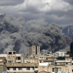 Fumaça sobe em Teerã após ataques aéreos israelenses atingirem a capital iraniana.