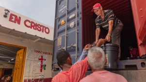 Cristãos em Cuba ajudam em meio ao caos.