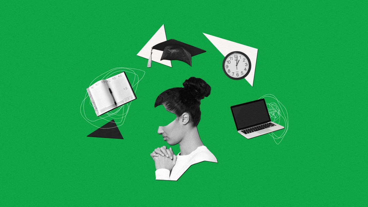 Uma garota rezando, com um laptop, um relógio, um chapéu de formatura e uma agenda voando ao redor de sua cabeça.