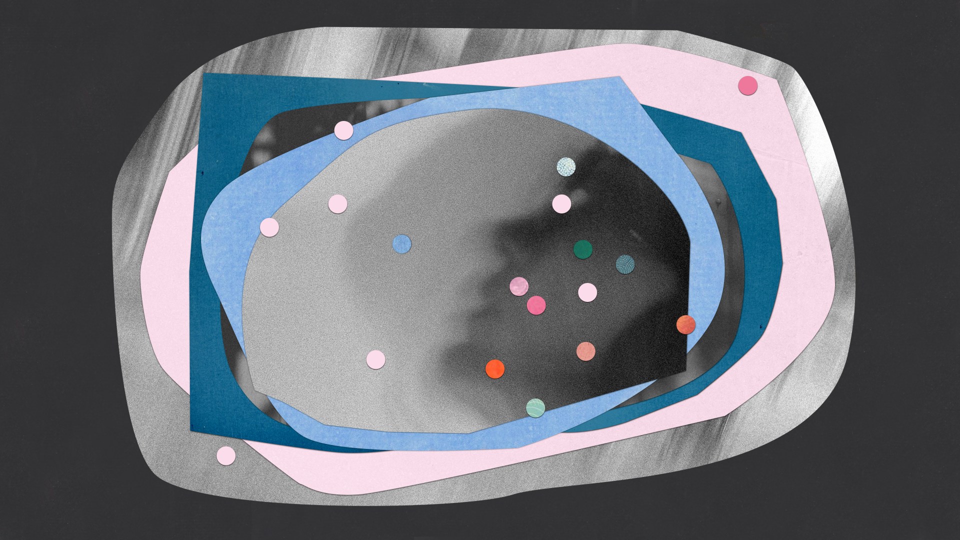 Um bebê com círculos rosa e azuis.