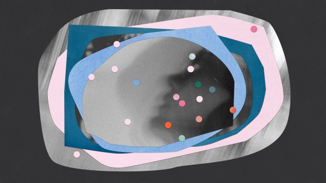 Um bebê com círculos rosa e azuis.