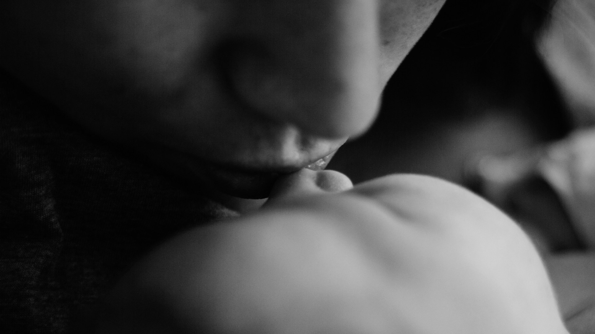 Uma mãe beijando seu bebê.