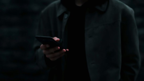 Uma pessoa segurando um celular.