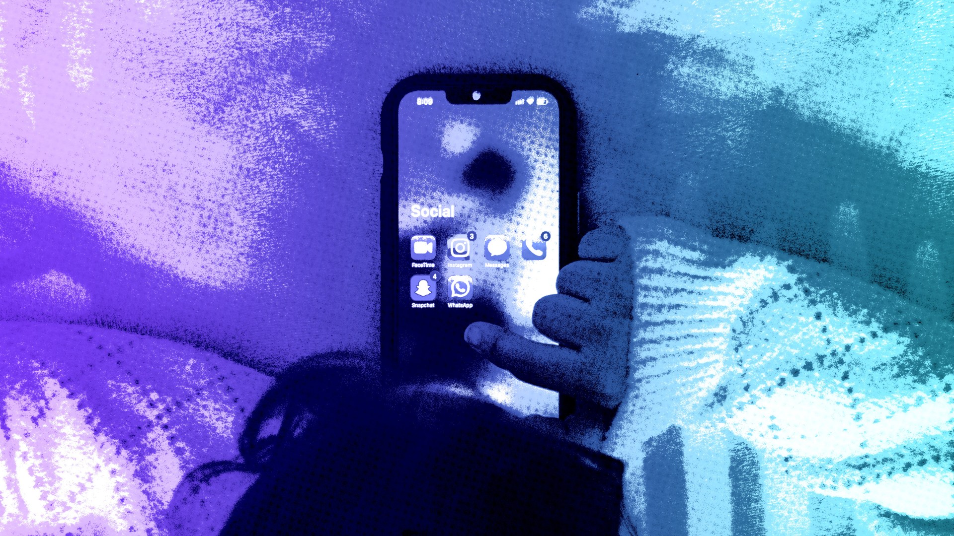 Uma criança pequena ao telefone.