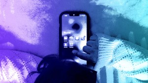 Uma criança pequena ao telefone.