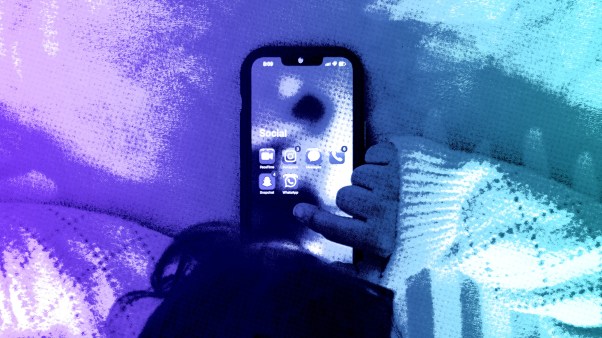 Uma criança pequena ao telefone.